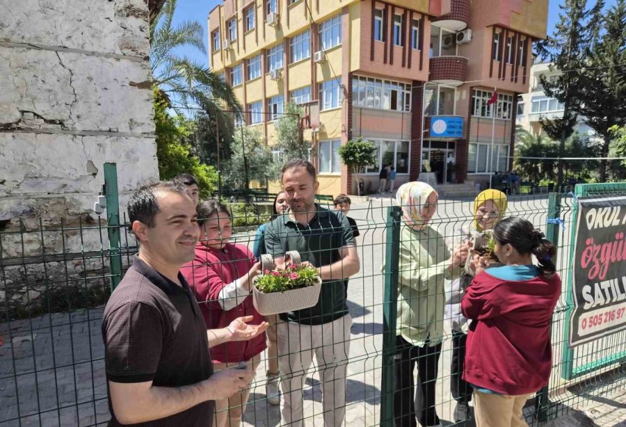 Öğrenciler Çiçeklerle İyilik Mesajı Verdi