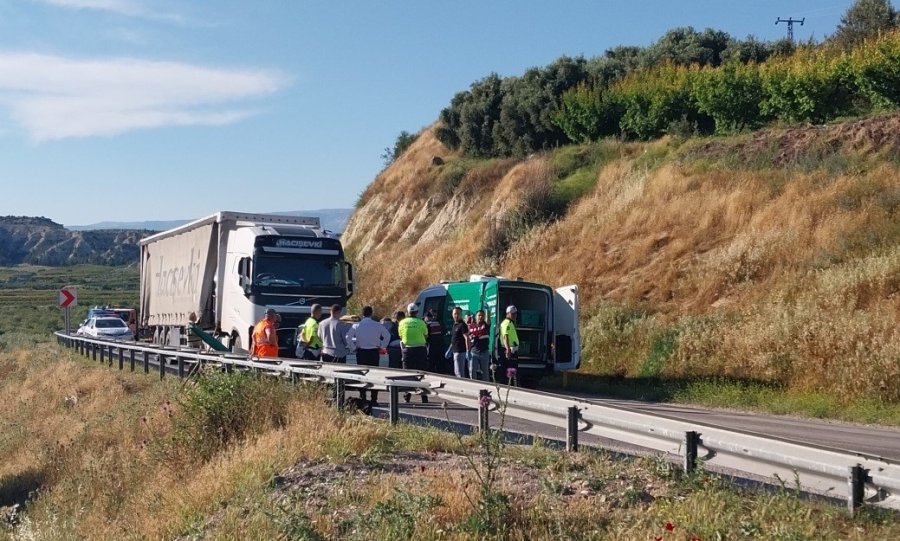 Otomobil İle Tır Kafa Kafaya Çarpıştı: Anne Ve Kızı Öldü, Baba Ağır Yaralandı