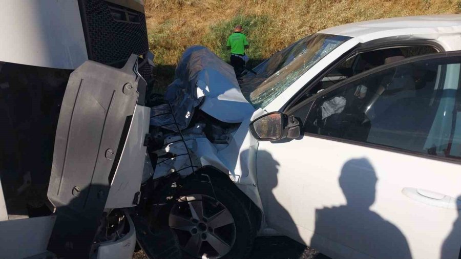 Otomobil İle Tır Kafa Kafaya Çarpıştı: Anne Ve Kızı Öldü, Baba Ağır Yaralandı