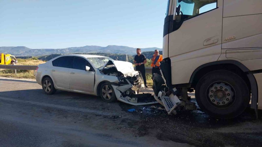 Otomobil İle Tır Kafa Kafaya Çarpıştı: Anne Ve Kızı Öldü, Baba Ağır Yaralandı