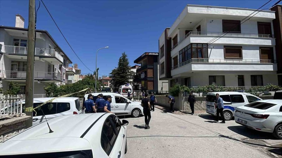 Tartıştığı Anne Ve Babasını Bıçaklayarak Öldürdü