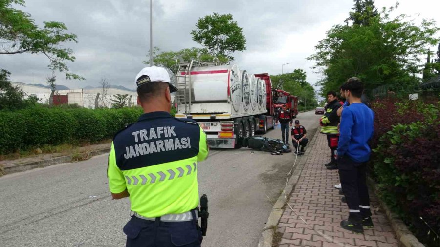 Antalya’da Feci Kaza: Tırın Altında Kalan 19 Yaşındaki Motosikletli Genç Hayatını Kaybetti