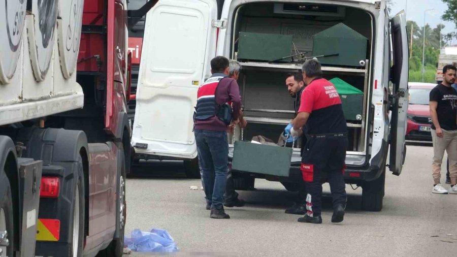 Antalya’da Feci Kaza: Tırın Altında Kalan 19 Yaşındaki Motosikletli Genç Hayatını Kaybetti