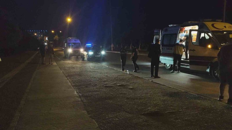 Motosikletiyle Karanlıkta Kaldırıma Çarptı: 1 Yaralı