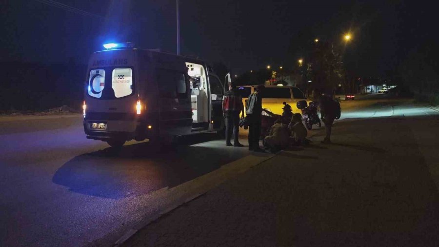 Motosikletiyle Karanlıkta Kaldırıma Çarptı: 1 Yaralı