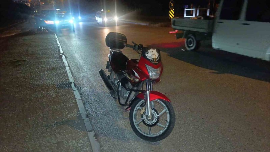 Motosikletiyle Karanlıkta Kaldırıma Çarptı: 1 Yaralı