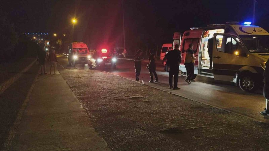 Motosikletiyle Karanlıkta Kaldırıma Çarptı: 1 Yaralı