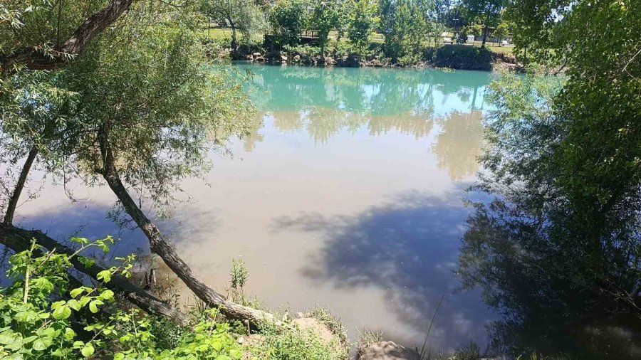 Manavgat Irmağı’nda Kaynağı Belirlenemeyen Görüntü Endişelendiriyor