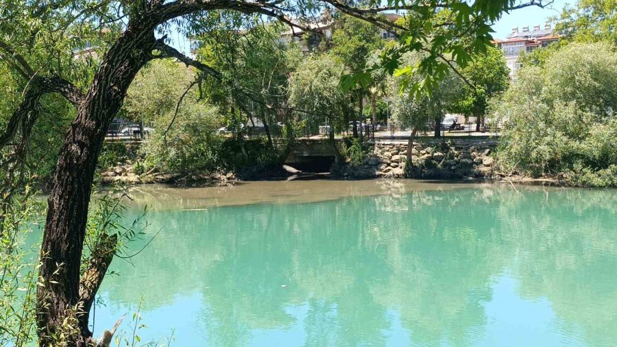 Manavgat Irmağı’nda Kaynağı Belirlenemeyen Görüntü Endişelendiriyor