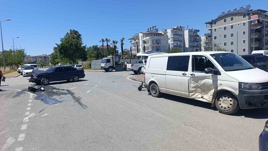 Manavgat’ta Aşırı Hız Kaza Yaptırdı: 2 Yaralı