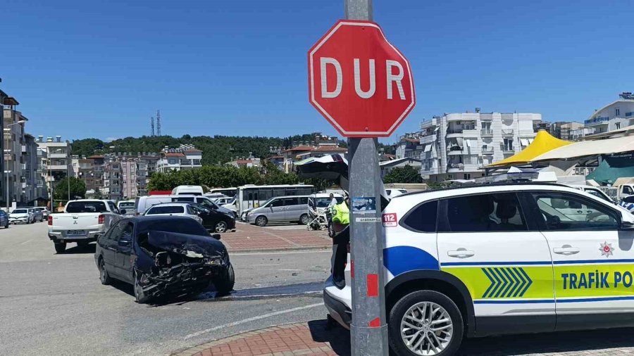 Manavgat’ta Aşırı Hız Kaza Yaptırdı: 2 Yaralı