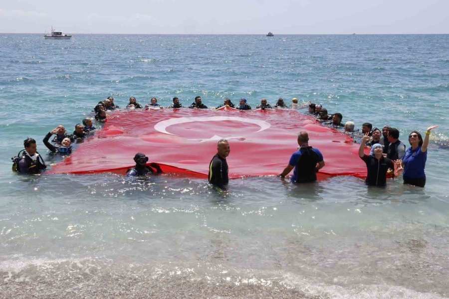 Antalya’da 4 Etaptan Oluşan Deniz Dibi Temizliğinde Yaklaşık 20 Ton Atık Çıkartıldı