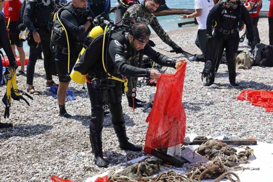 Antalya’da 4 Etaptan Oluşan Deniz Dibi Temizliğinde Yaklaşık 20 Ton Atık Çıkartıldı