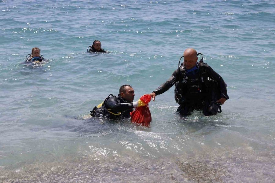 Antalya’da 4 Etaptan Oluşan Deniz Dibi Temizliğinde Yaklaşık 20 Ton Atık Çıkartıldı