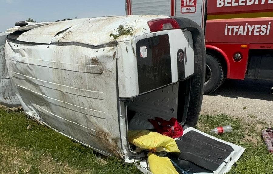 Otomobille Hafif Ticari Araç Çarpıştı: 4 Yaralı