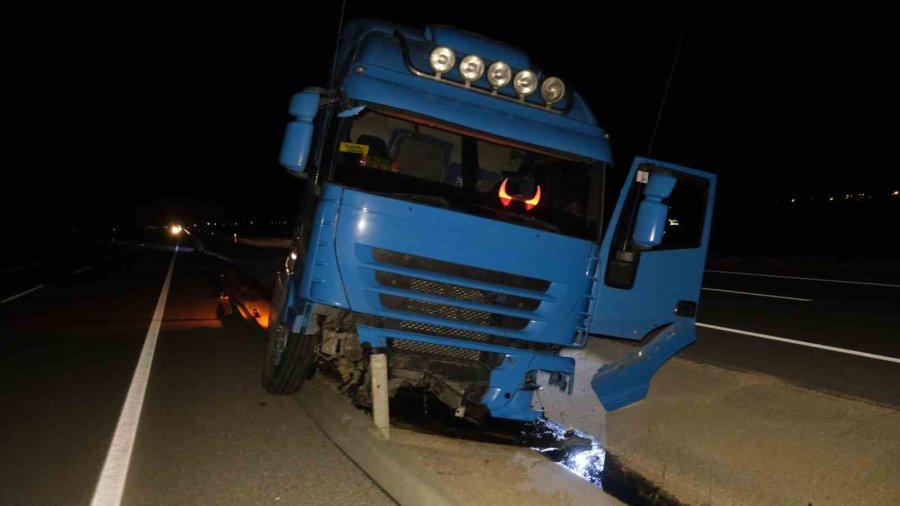 Karaman’da Bariyerlere Çarpan Tır Refüje Düştü: 1 Yaralı