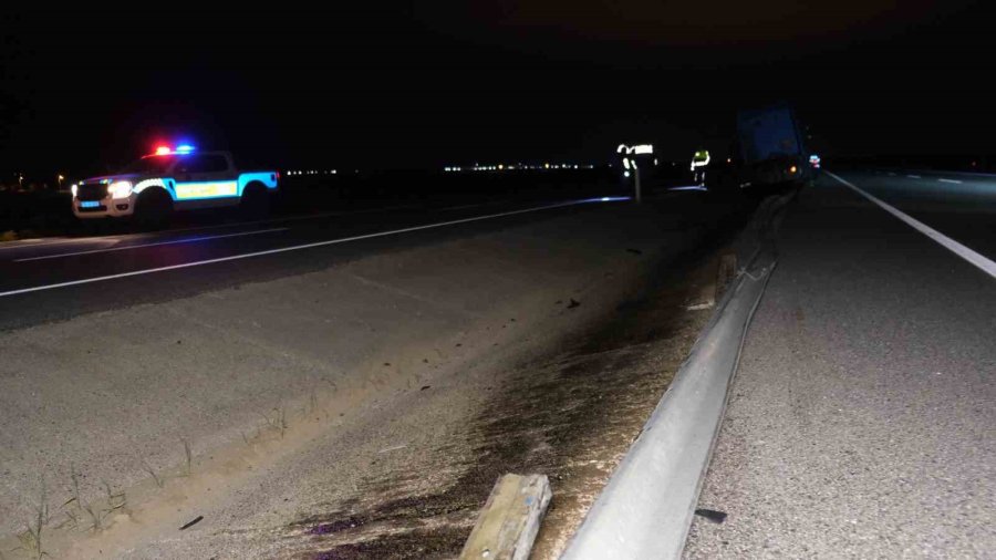 Karaman’da Bariyerlere Çarpan Tır Refüje Düştü: 1 Yaralı
