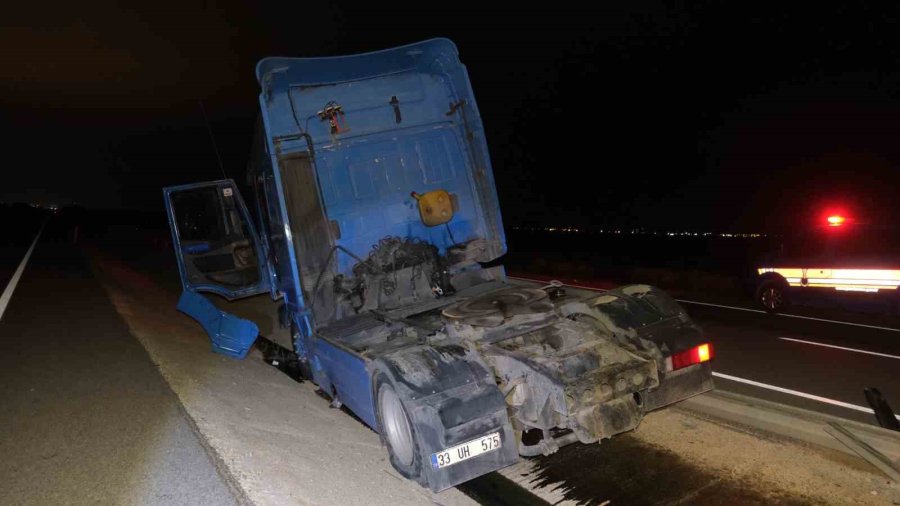 Karaman’da Bariyerlere Çarpan Tır Refüje Düştü: 1 Yaralı