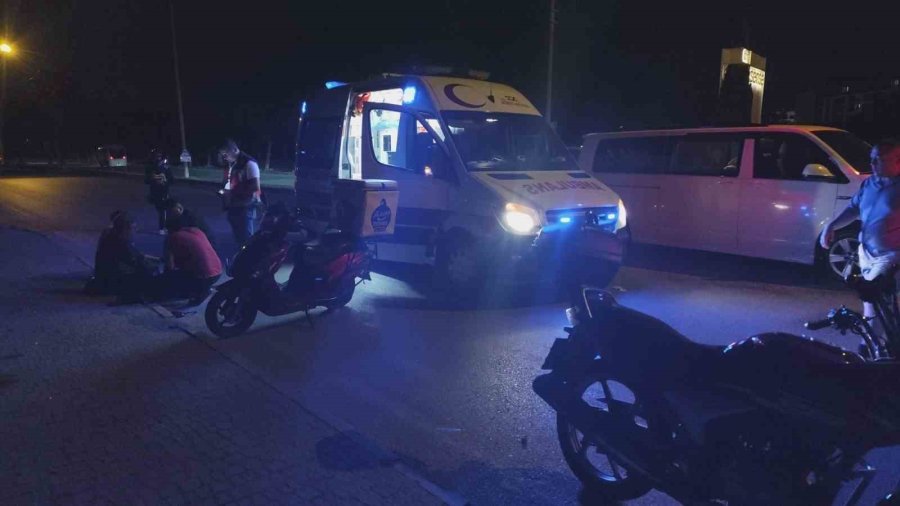 Motosikletiyle Karanlıkta Kaldırıma Çarptı: 1 Yaralı