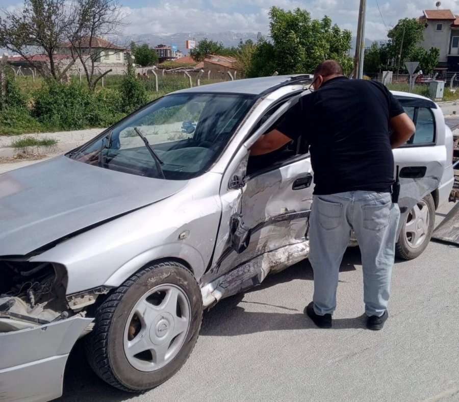 Konya’da İki Otomobil Çarpıştı: 5 Yaralı