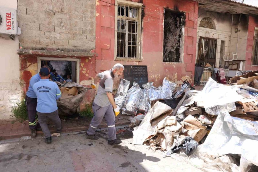 Mersin’de Bir Evden Tonlarca Çöp Çıktı