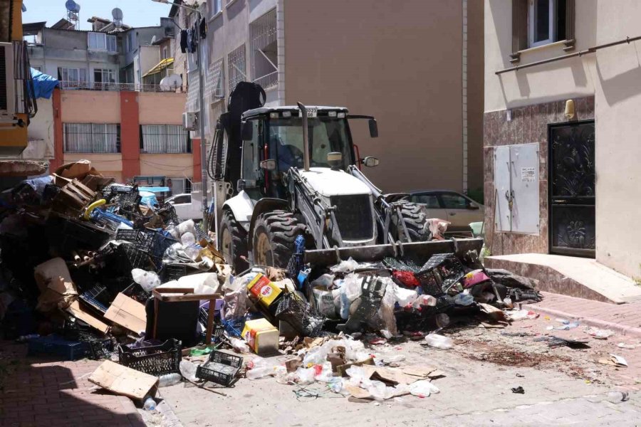 Mersin’de Bir Evden Tonlarca Çöp Çıktı