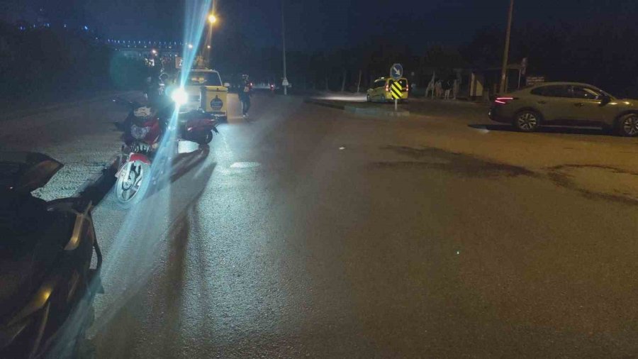 Motosikletiyle Karanlıkta Kaldırıma Çarptı: 1 Yaralı