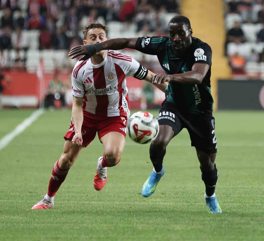 Trendyol Süper Lig: Antalyaspor: 0 - Kocaelispor: 0 (ilk Yarı)