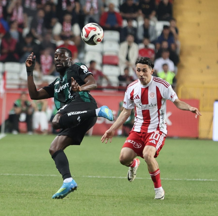 Trendyol Süper Lig: Antalyaspor: 0 - Kocaelispor: 0 (ilk Yarı)