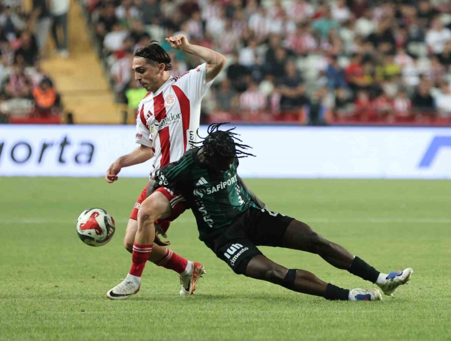Trendyol Süper Lig: Antalyaspor: 0 - Kocaelispor: 0 (ilk Yarı)
