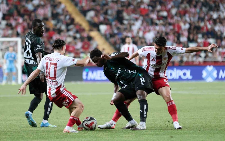 Trendyol Süper Lig: Antalyaspor: 0 - Kocaelispor: 0 (ilk Yarı)
