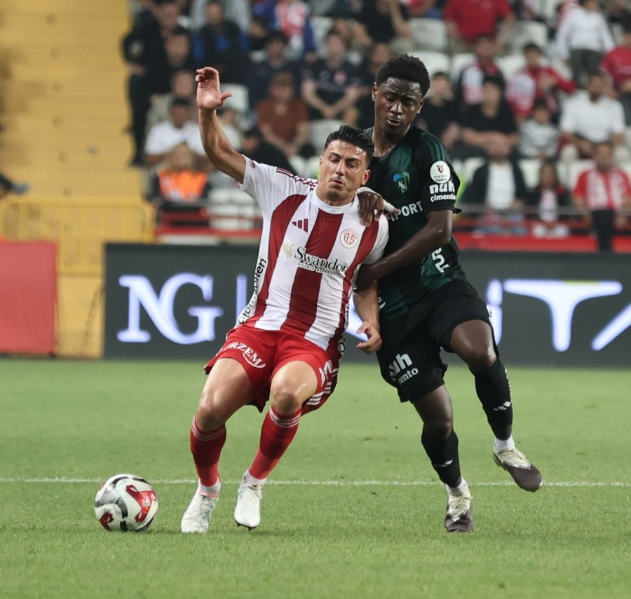 Trendyol Süper Lig: Antalyaspor: 0 - Kocaelispor: 0 (ilk Yarı)