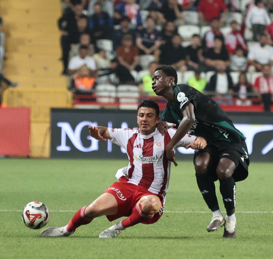 Trendyol Süper Lig: Antalyaspor: 0 - Kocaelispor: 0 (ilk Yarı)