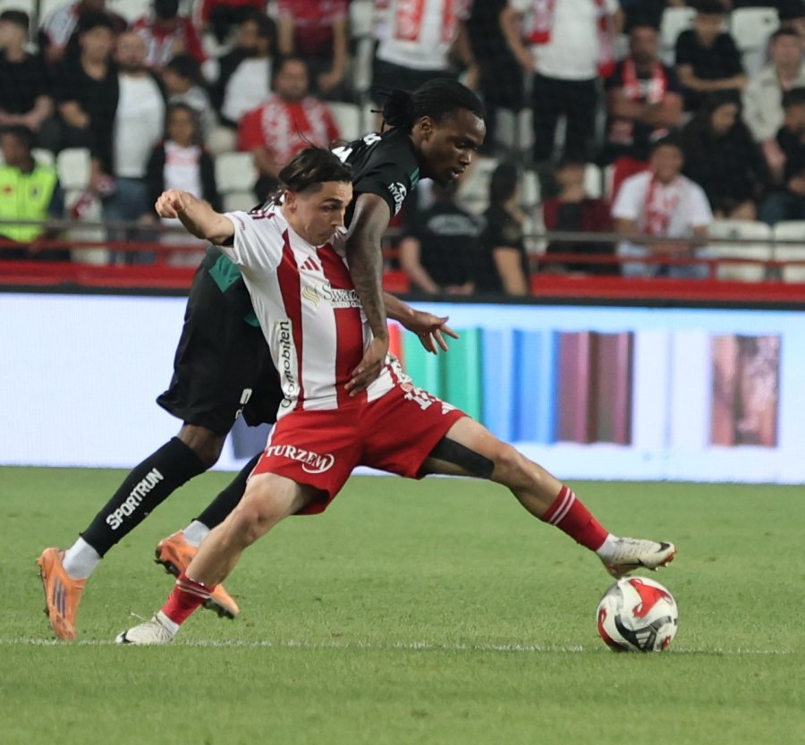 Trendyol Süper Lig: Antalyaspor: 0 - Kocaelispor: 0 (ilk Yarı)