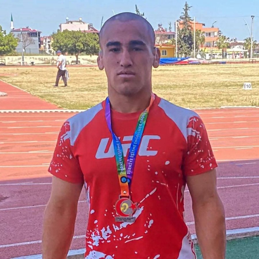 Evden İşe Giderken Yürüdüğü 12 Kilometrelik Yolla Atletizme Merak Sardı