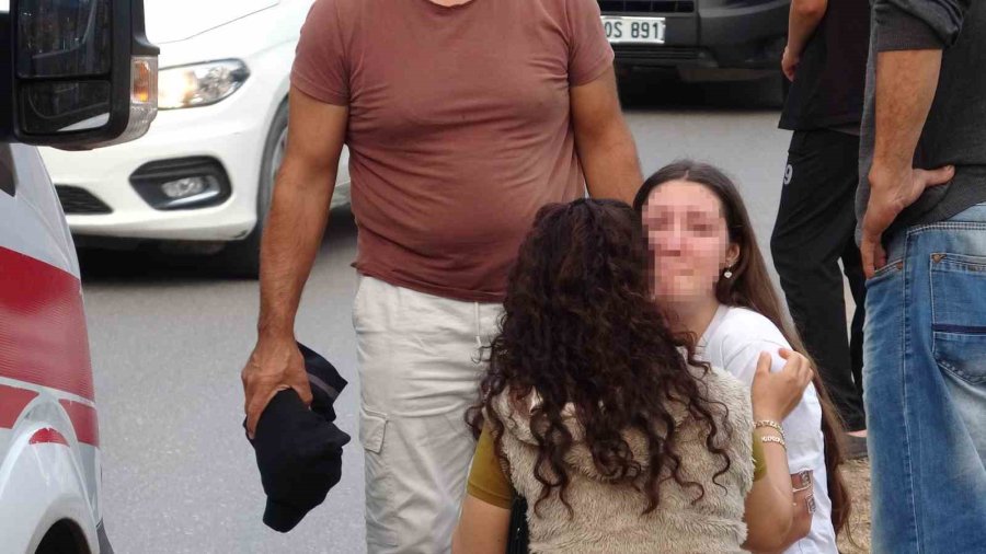 Karşıya Geçmeye Çalışan Gence Otomobil Çarptı, Kız Arkadaşı Ve Annesi Sinir Krizi Geçirdi