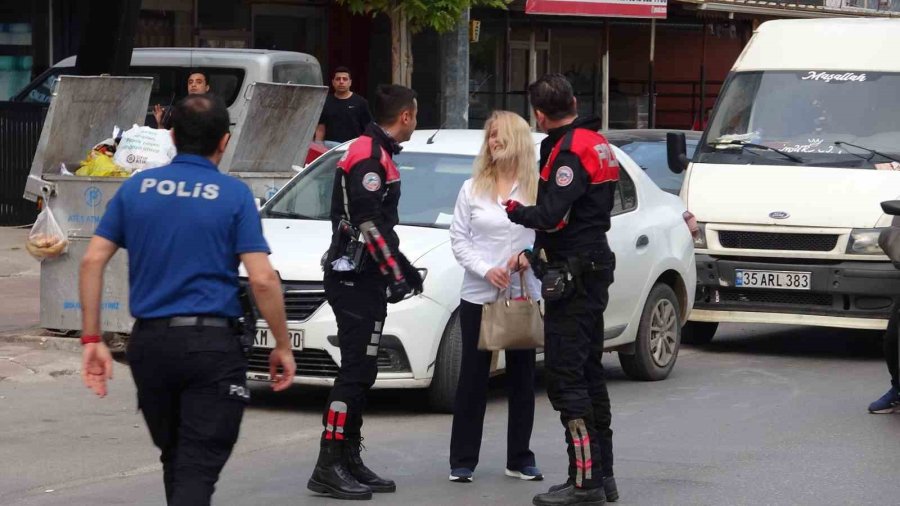 Karşıya Geçmeye Çalışan Gence Otomobil Çarptı, Kız Arkadaşı Ve Annesi Sinir Krizi Geçirdi