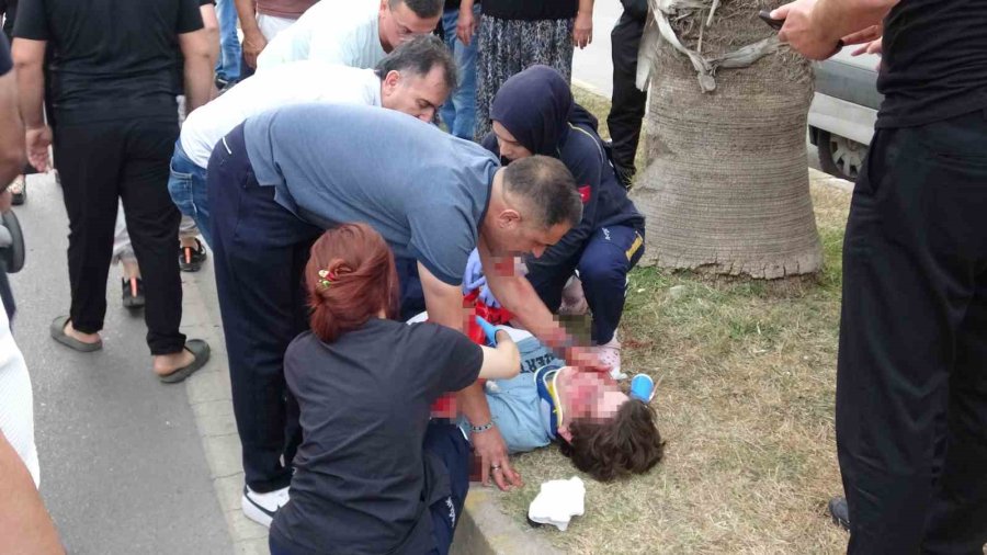 Karşıya Geçmeye Çalışan Gence Otomobil Çarptı, Kız Arkadaşı Ve Annesi Sinir Krizi Geçirdi