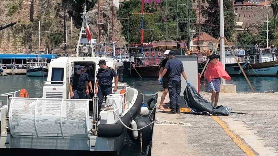 Şişme Botları Patlayan Ve Rüzgarla Sürüklenen 2 Genci Sahil Güvenlik Ekipleri Kurtardı