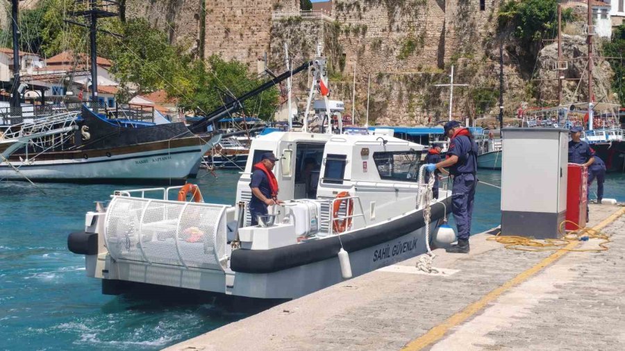 Şişme Botları Patlayan Ve Rüzgarla Sürüklenen 2 Genci Sahil Güvenlik Ekipleri Kurtardı