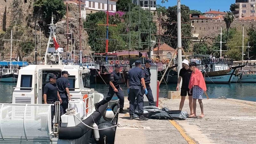 Şişme Botları Patlayan Ve Rüzgarla Sürüklenen 2 Genci Sahil Güvenlik Ekipleri Kurtardı