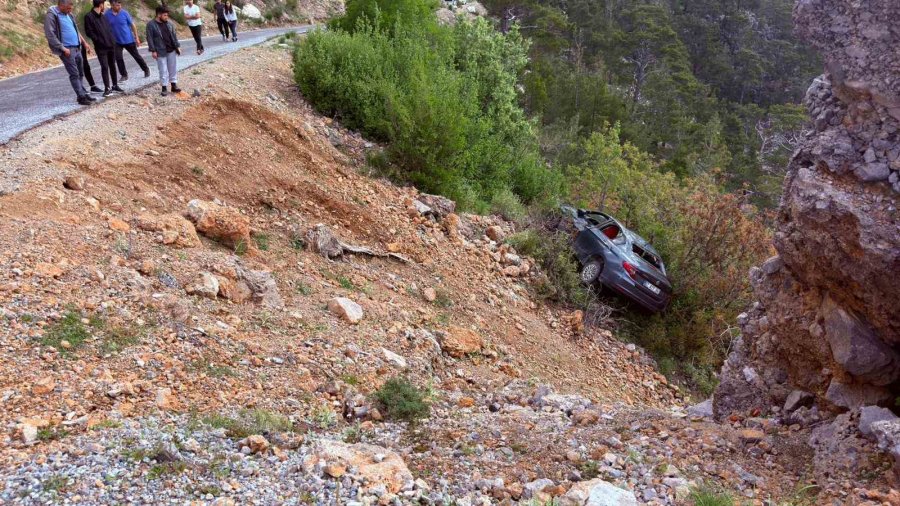 Otomobil Şarampole Yuvarlandı:3’ü Çocuk 5 Kişi Yaralandı