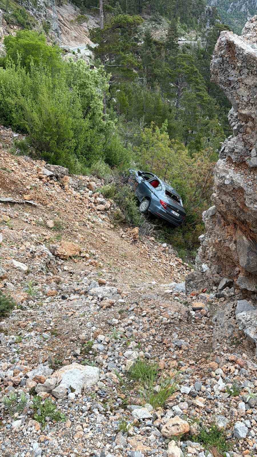 Otomobil Şarampole Yuvarlandı:3’ü Çocuk 5 Kişi Yaralandı