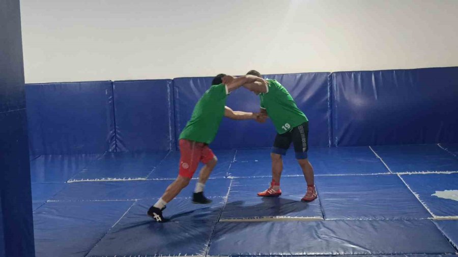 Evden İşe Giderken Yürüdüğü 12 Kilometrelik Yolla Atletizme Merak Sardı