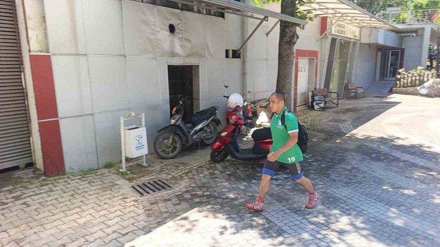 Evden İşe Giderken Yürüdüğü 12 Kilometrelik Yolla Atletizme Merak Sardı