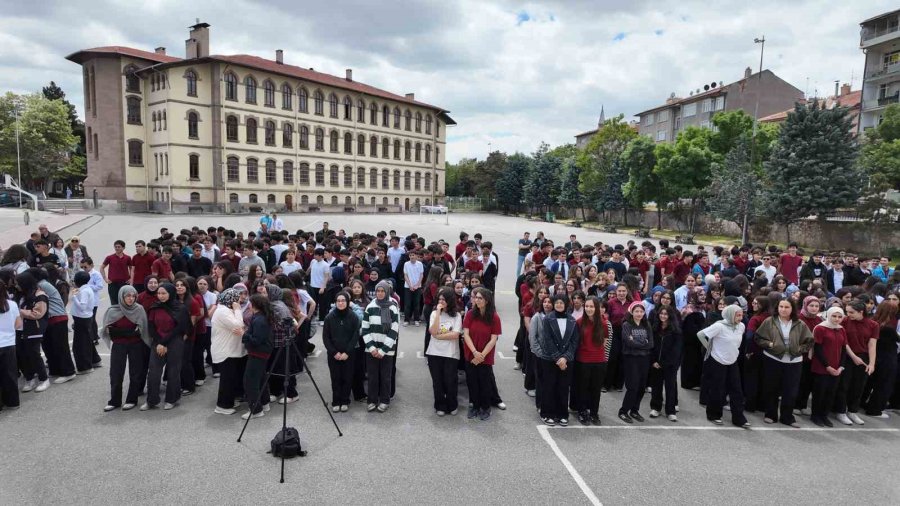 Çanakkale Şehitliğinde Dalgalanan Bayrak, Konya’nın Tarihi Lisesinde