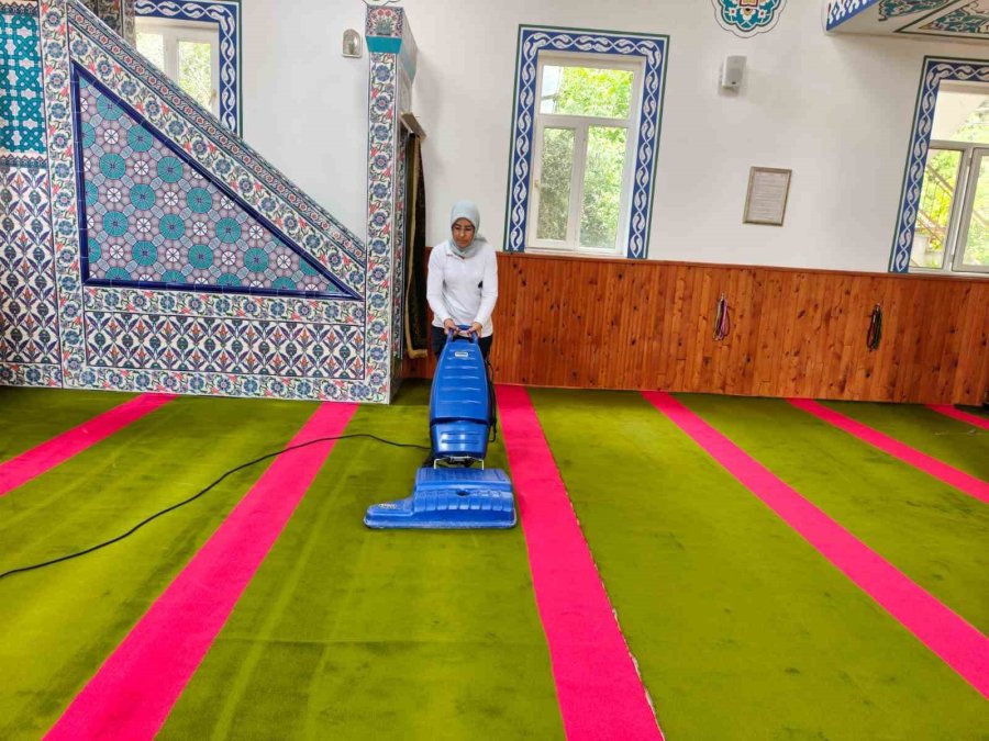 Antalya’nın Kemer İlçesinde Bayram Öncesi Camilerde Temizlik Seferberliği