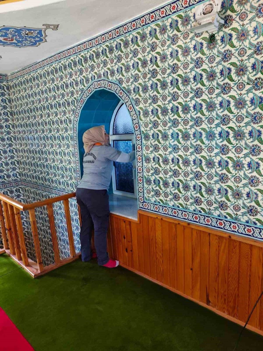 Antalya’nın Kemer İlçesinde Bayram Öncesi Camilerde Temizlik Seferberliği