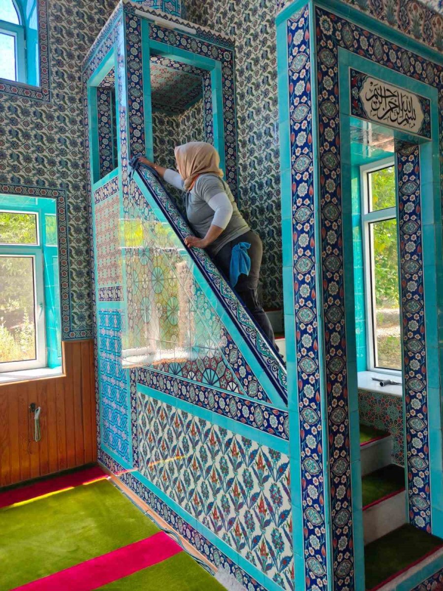 Antalya’nın Kemer İlçesinde Bayram Öncesi Camilerde Temizlik Seferberliği