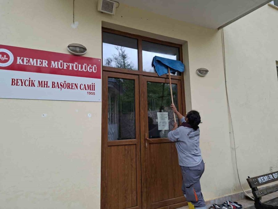 Antalya’nın Kemer İlçesinde Bayram Öncesi Camilerde Temizlik Seferberliği